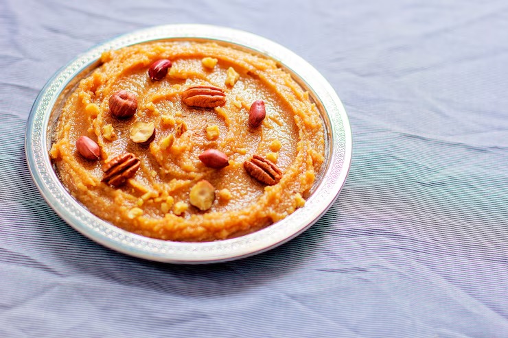 Habshi halwa avec un coulis de framboise